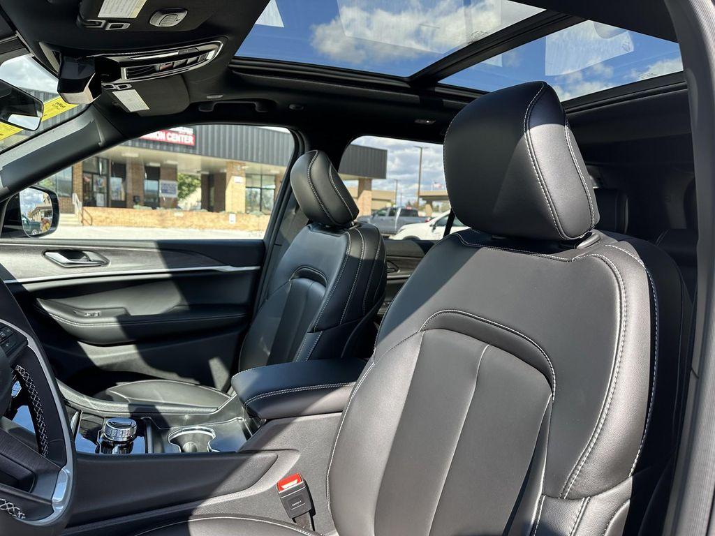 new 2025 Jeep Grand Cherokee car, priced at $46,275