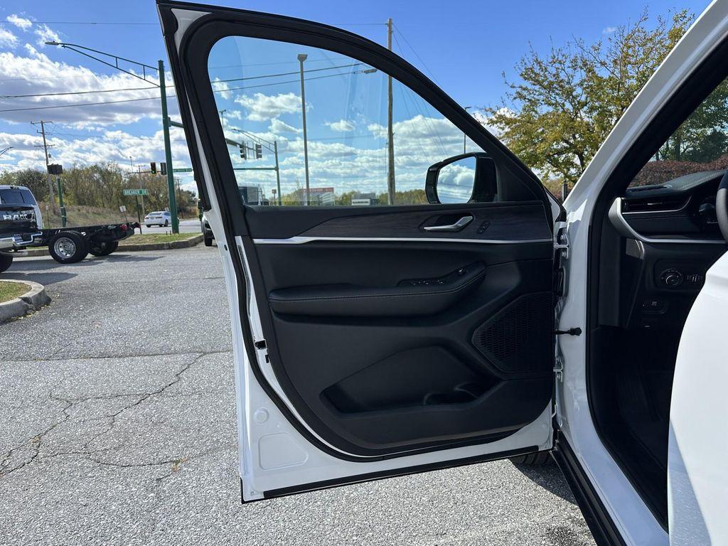 new 2025 Jeep Grand Cherokee car, priced at $46,275