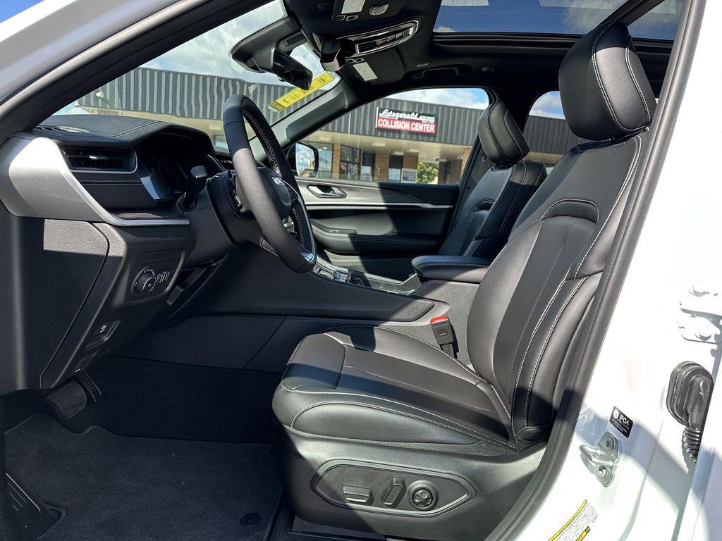 new 2025 Jeep Grand Cherokee car, priced at $46,275