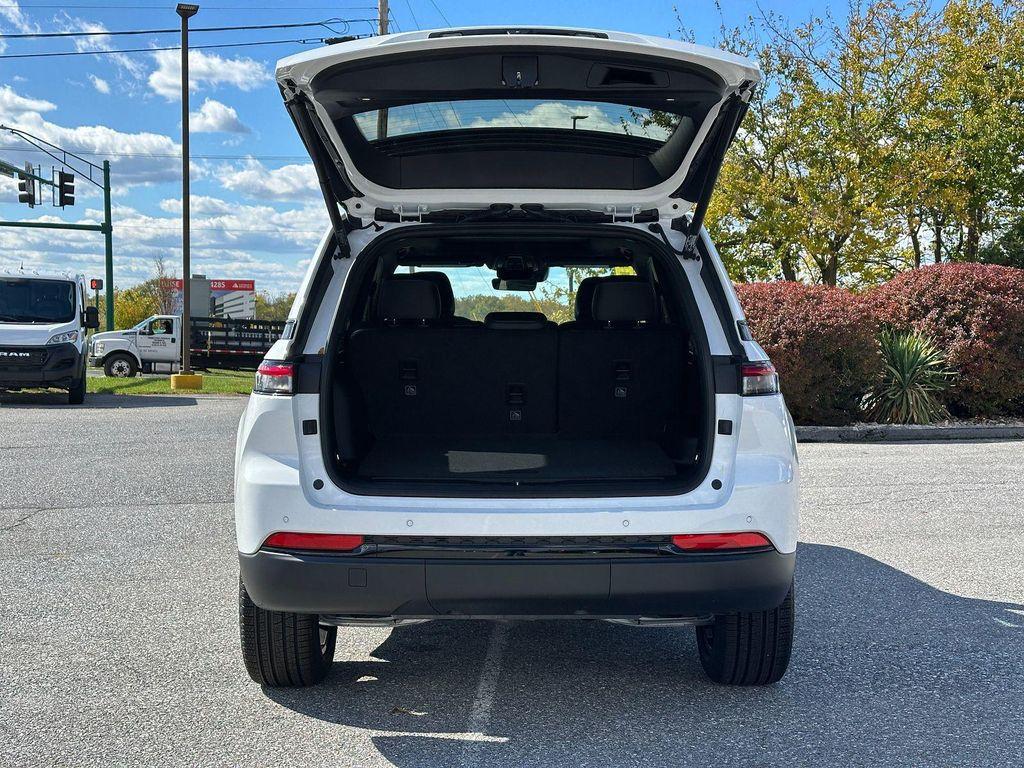 new 2025 Jeep Grand Cherokee car, priced at $46,275