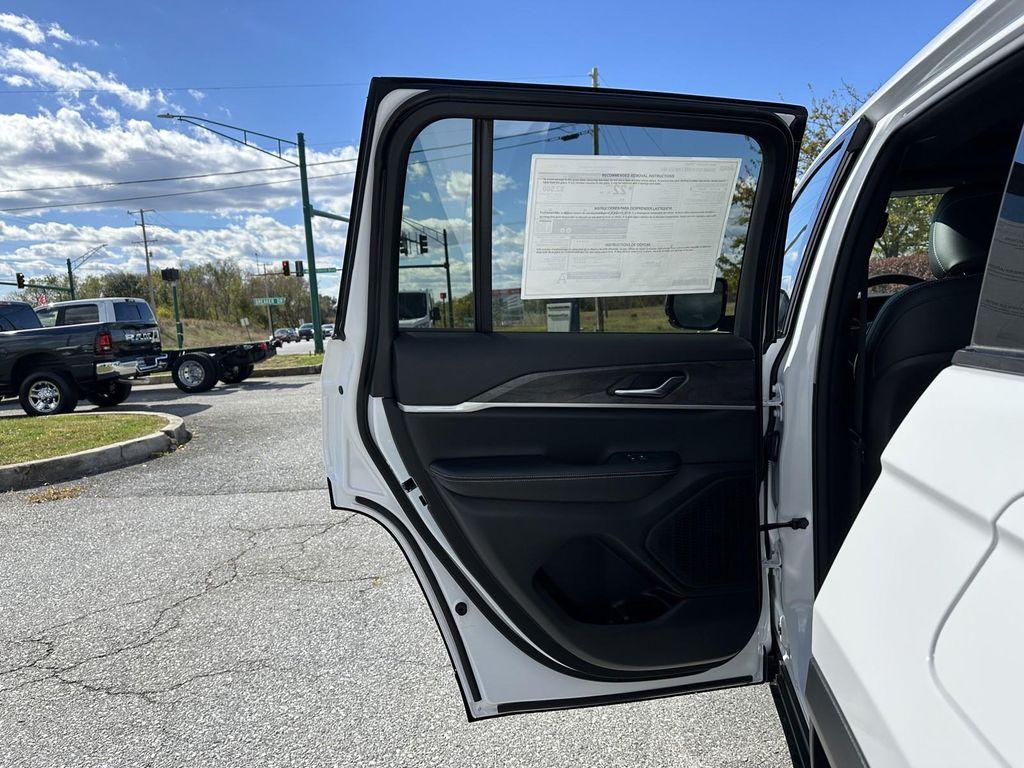 new 2025 Jeep Grand Cherokee car, priced at $46,275