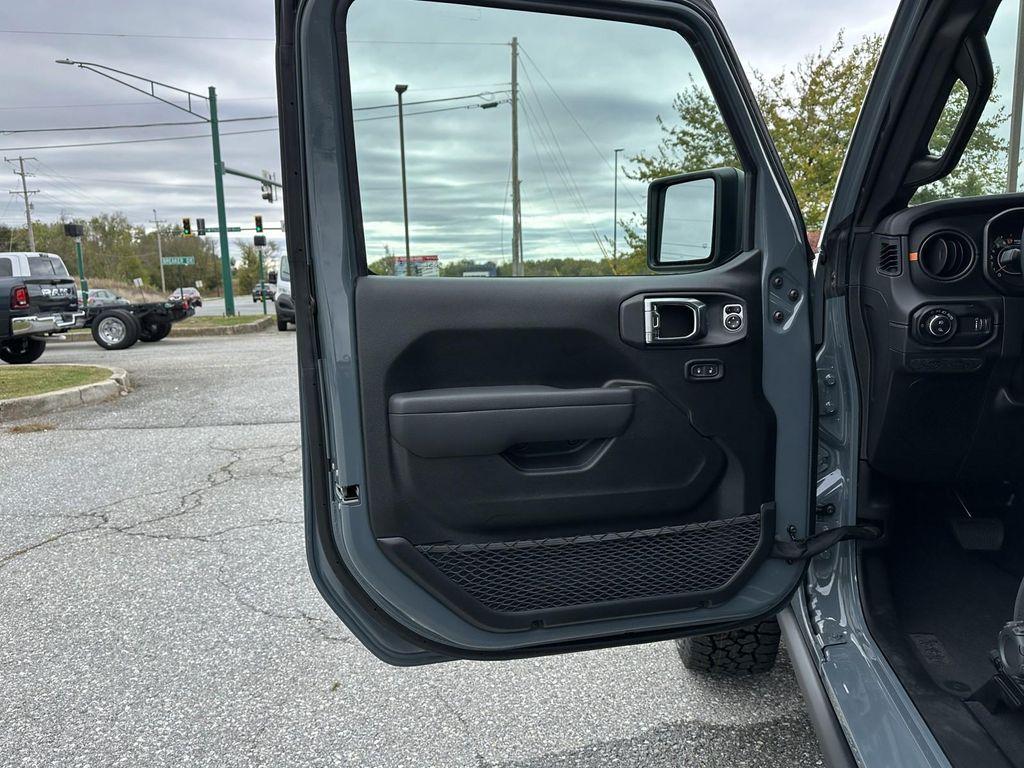 new 2025 Jeep Gladiator car, priced at $51,458