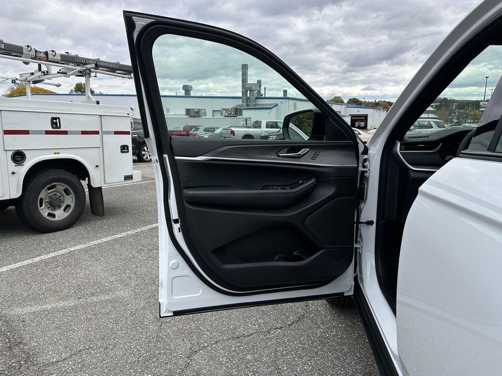 new 2025 Jeep Grand Cherokee car, priced at $45,697