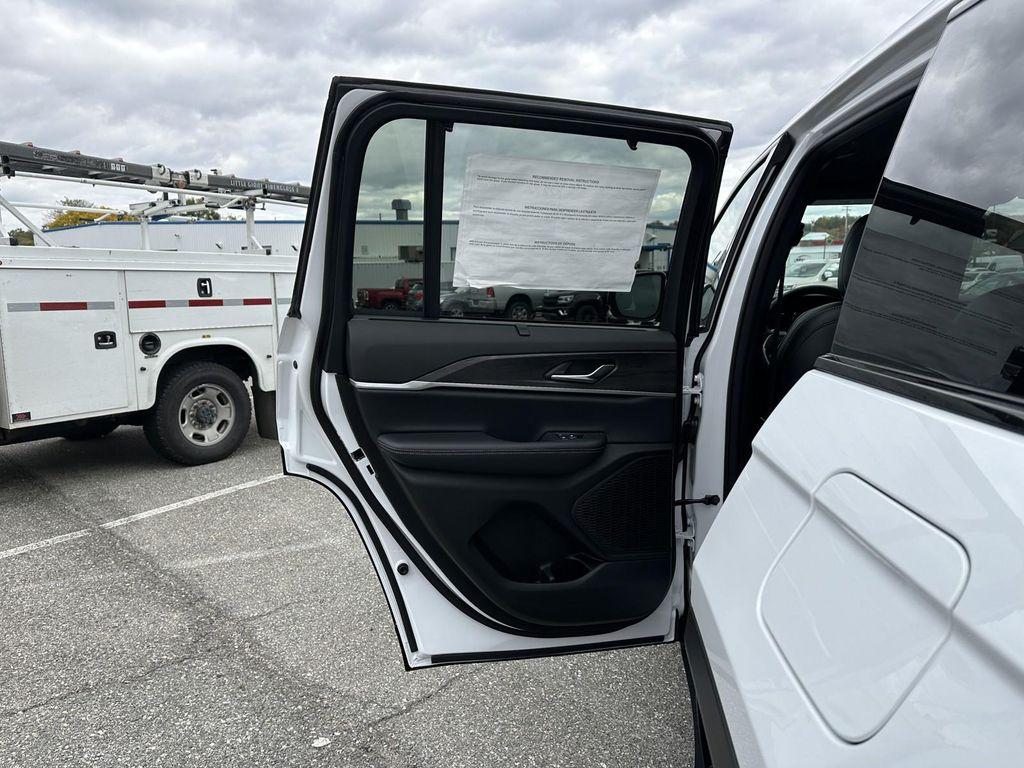 new 2025 Jeep Grand Cherokee car, priced at $45,697