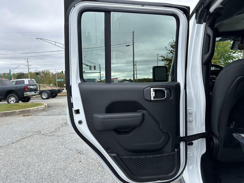 new 2025 Jeep Gladiator car, priced at $50,922