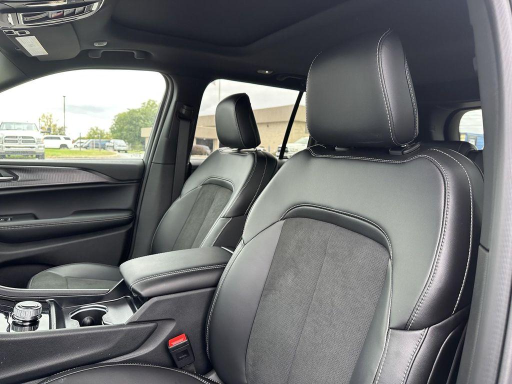 new 2025 Jeep Grand Cherokee car, priced at $39,332