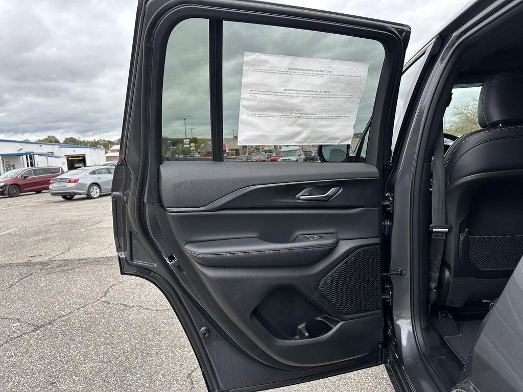 new 2025 Jeep Grand Cherokee car, priced at $39,332