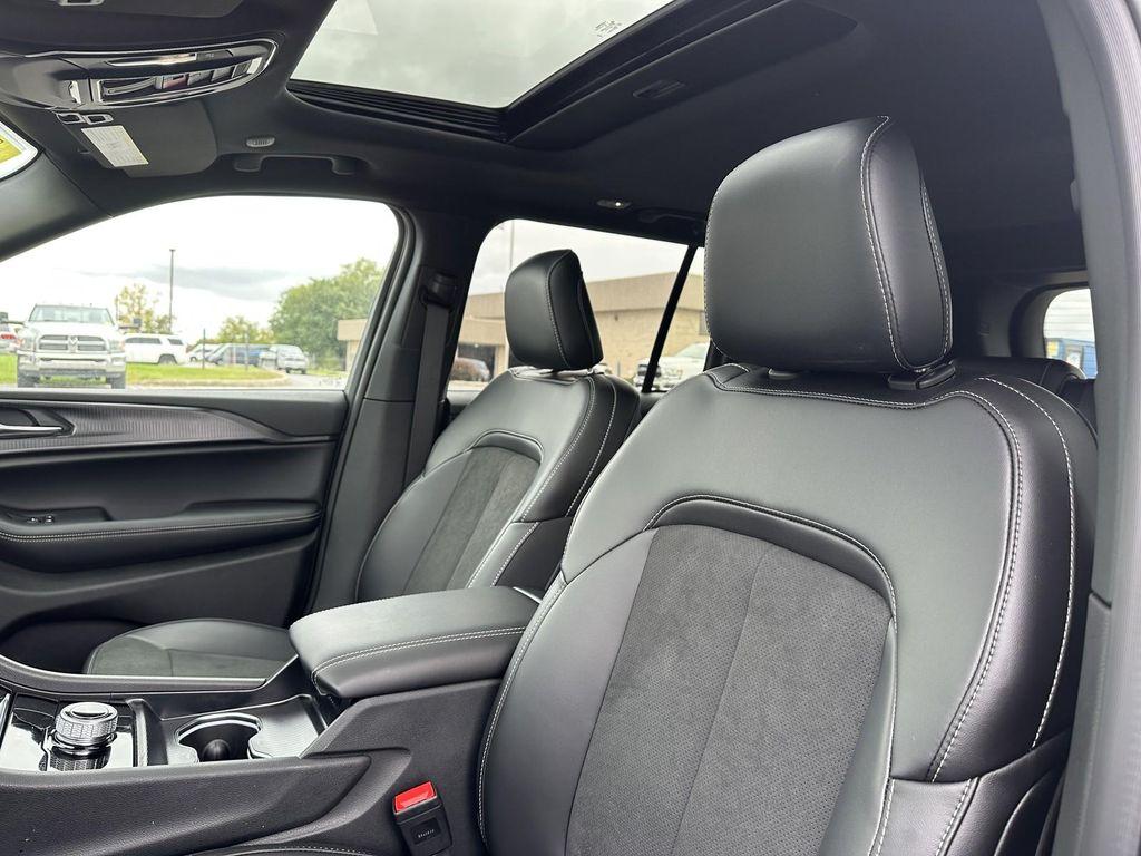 new 2025 Jeep Grand Cherokee car, priced at $39,332
