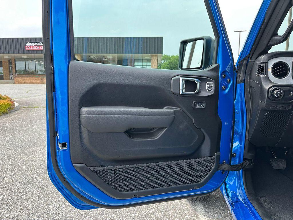 new 2025 Jeep Gladiator car, priced at $43,999