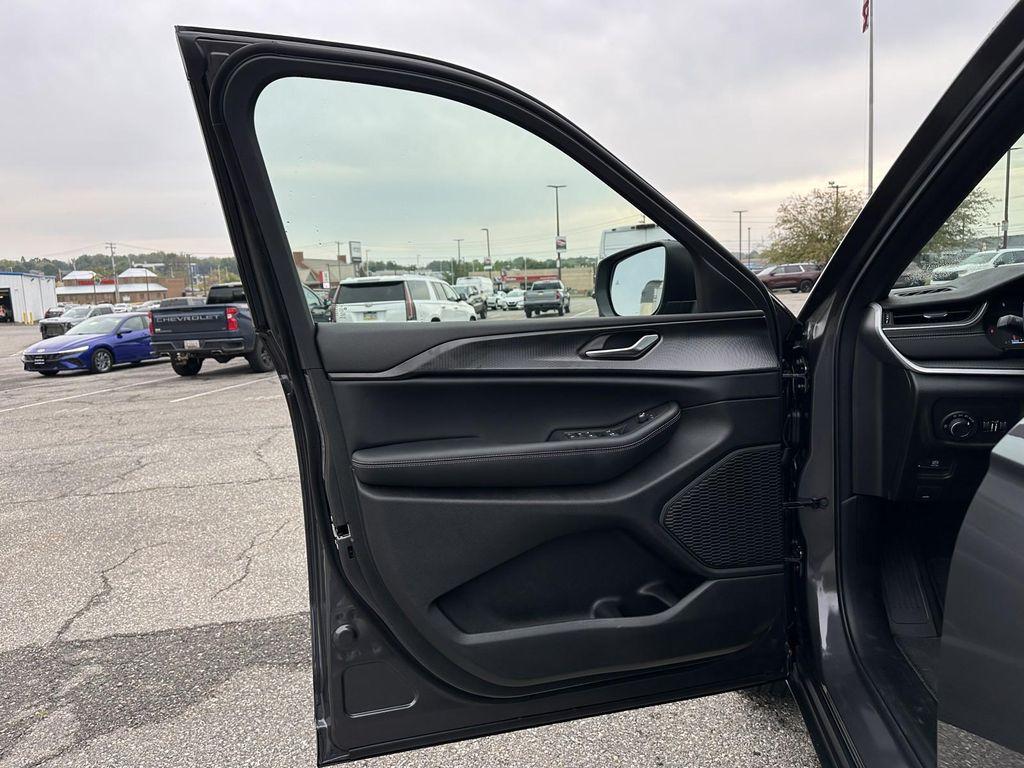 new 2025 Jeep Grand Cherokee car, priced at $37,056