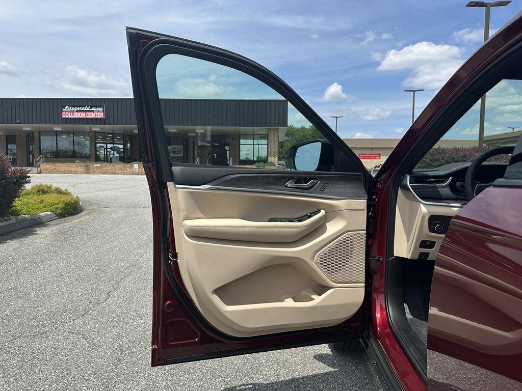 new 2025 Jeep Grand Cherokee L car, priced at $50,180