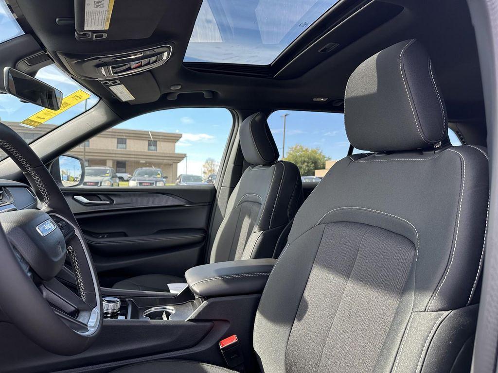 new 2025 Jeep Grand Cherokee car, priced at $37,242