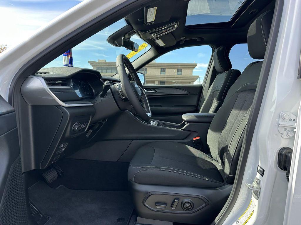 new 2025 Jeep Grand Cherokee car, priced at $37,242