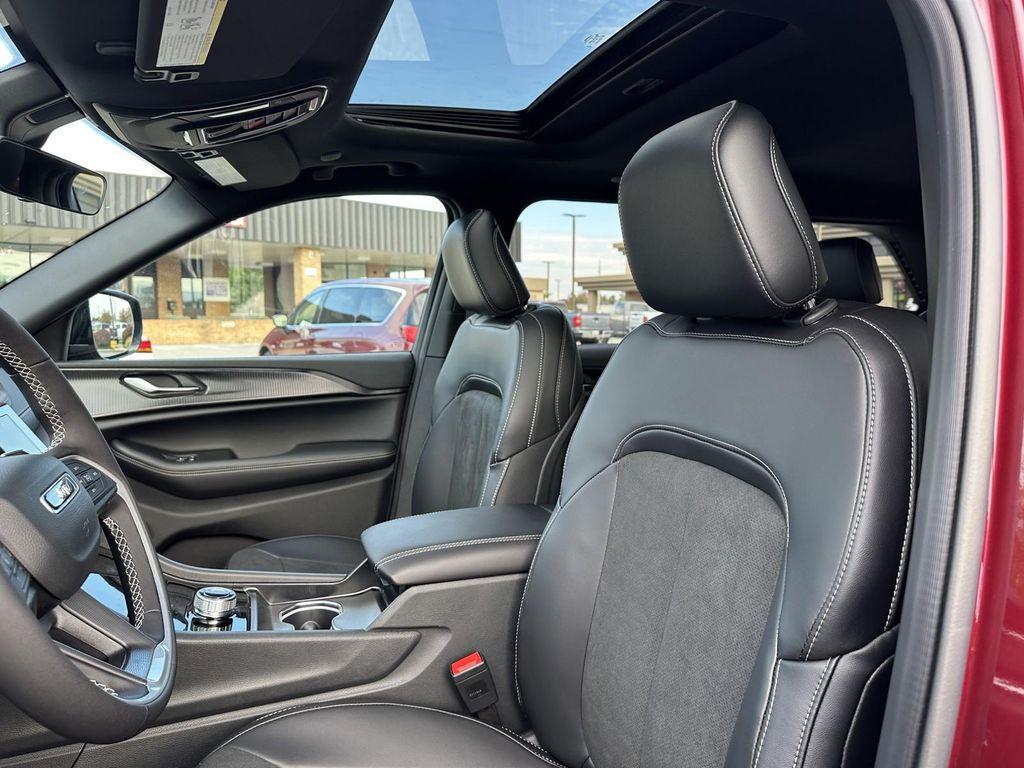 new 2025 Jeep Grand Cherokee car, priced at $41,538