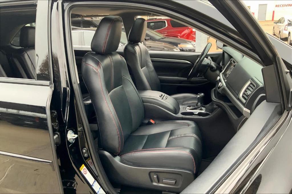 used 2019 Toyota Highlander car, priced at $31,900