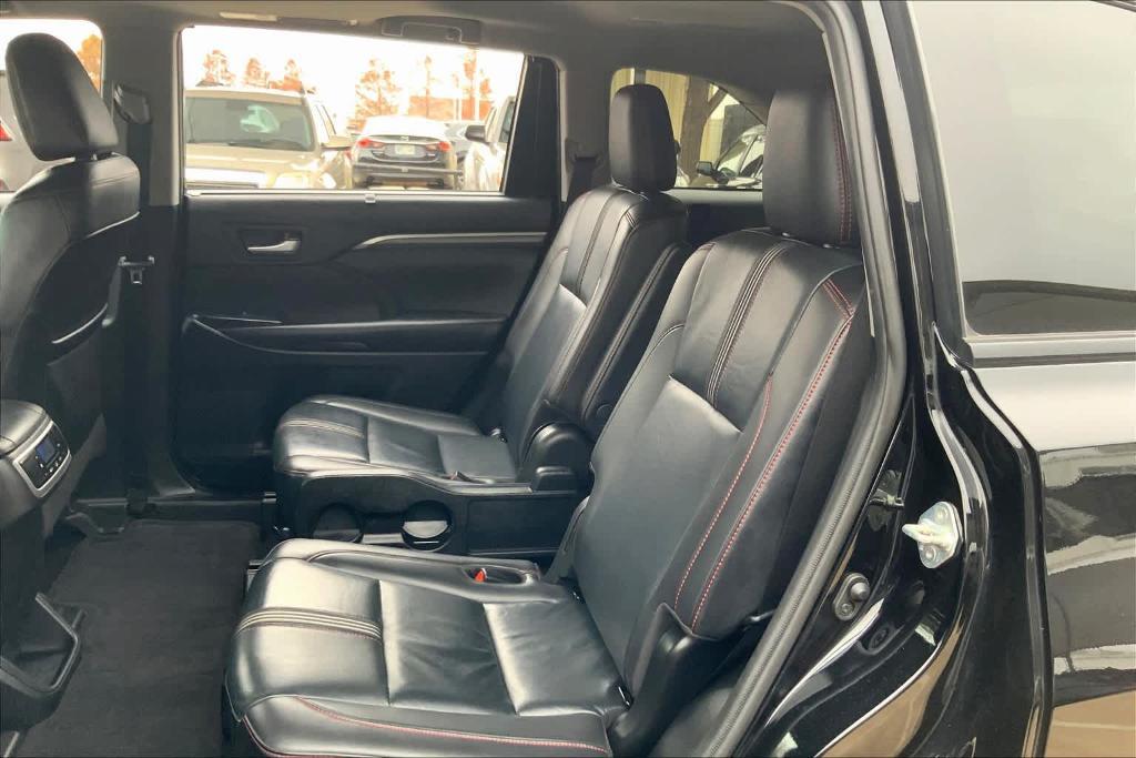 used 2019 Toyota Highlander car, priced at $31,900