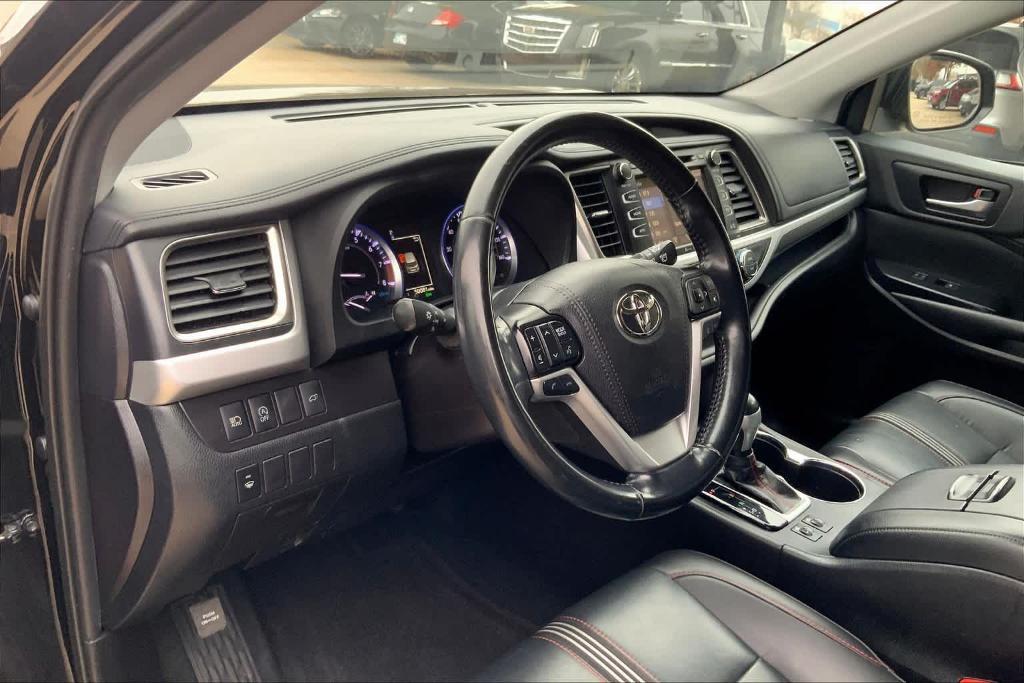 used 2019 Toyota Highlander car, priced at $31,900