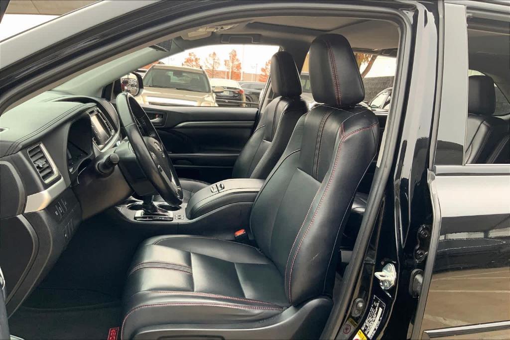 used 2019 Toyota Highlander car, priced at $31,900