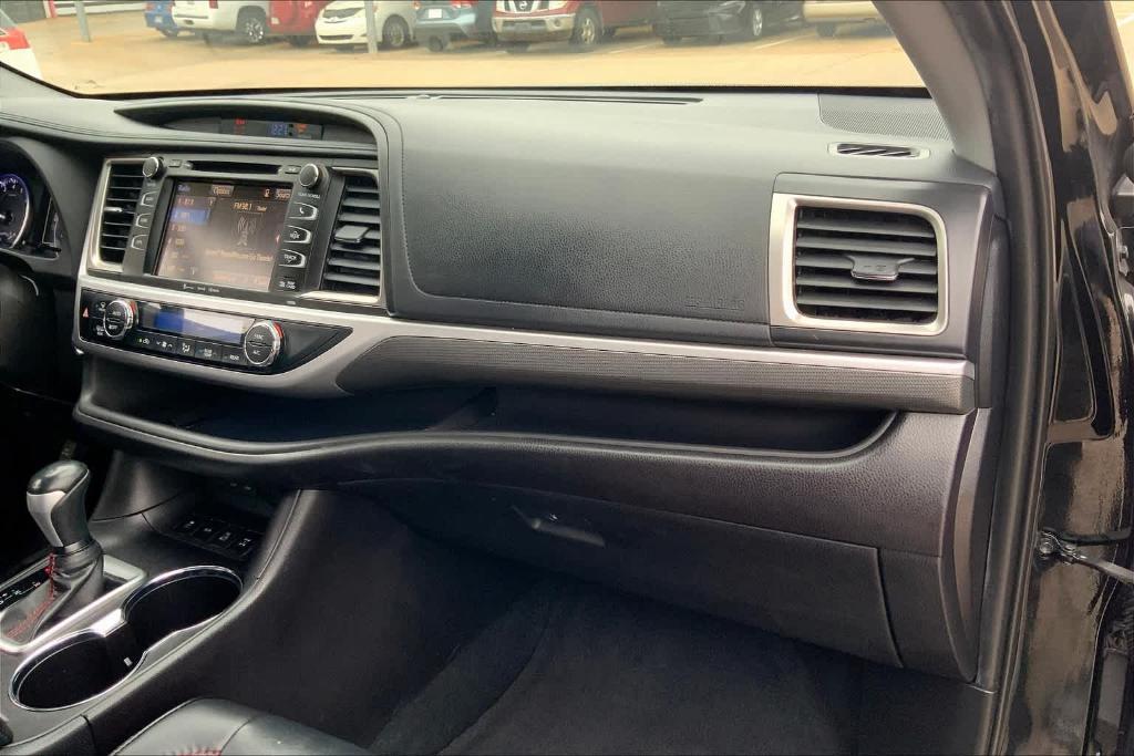 used 2019 Toyota Highlander car, priced at $31,900