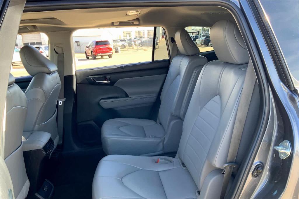 used 2022 Toyota Highlander car, priced at $38,900