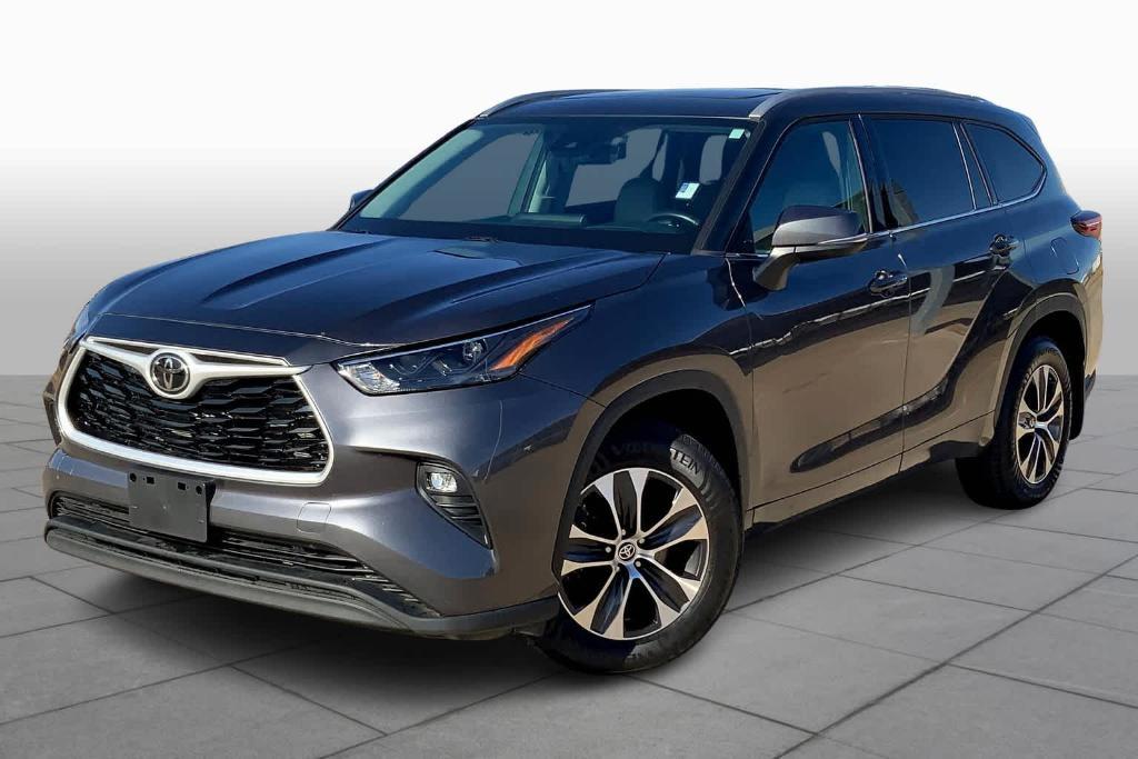 used 2022 Toyota Highlander car, priced at $38,900