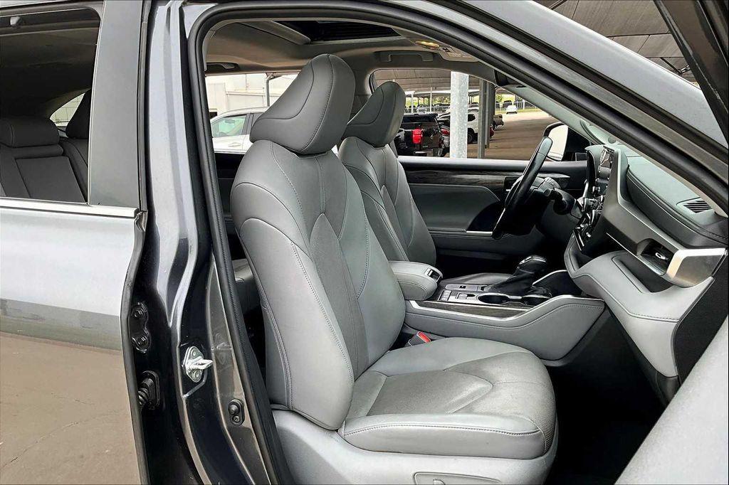 used 2020 Toyota Highlander car, priced at $23,487
