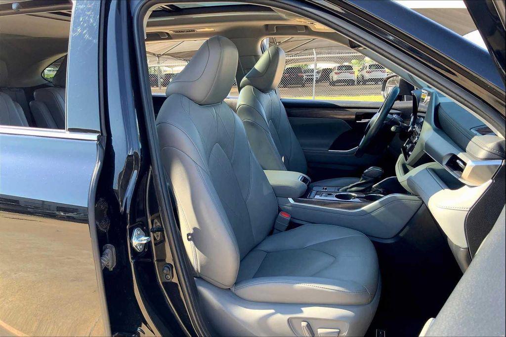 used 2022 Toyota Highlander car, priced at $34,223