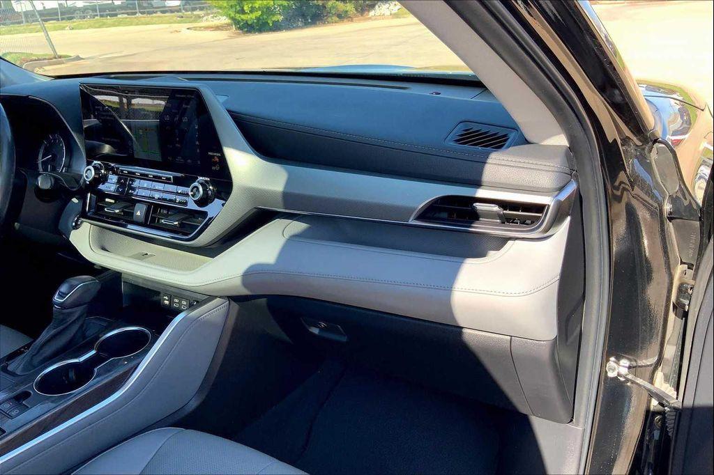used 2022 Toyota Highlander car, priced at $34,223