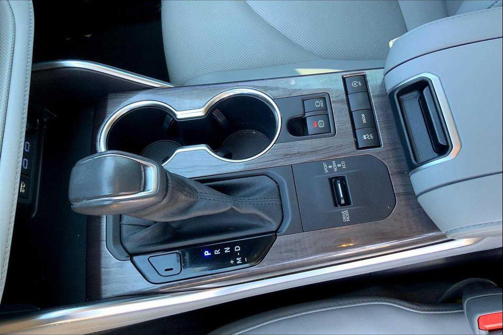 used 2022 Toyota Highlander car, priced at $34,223