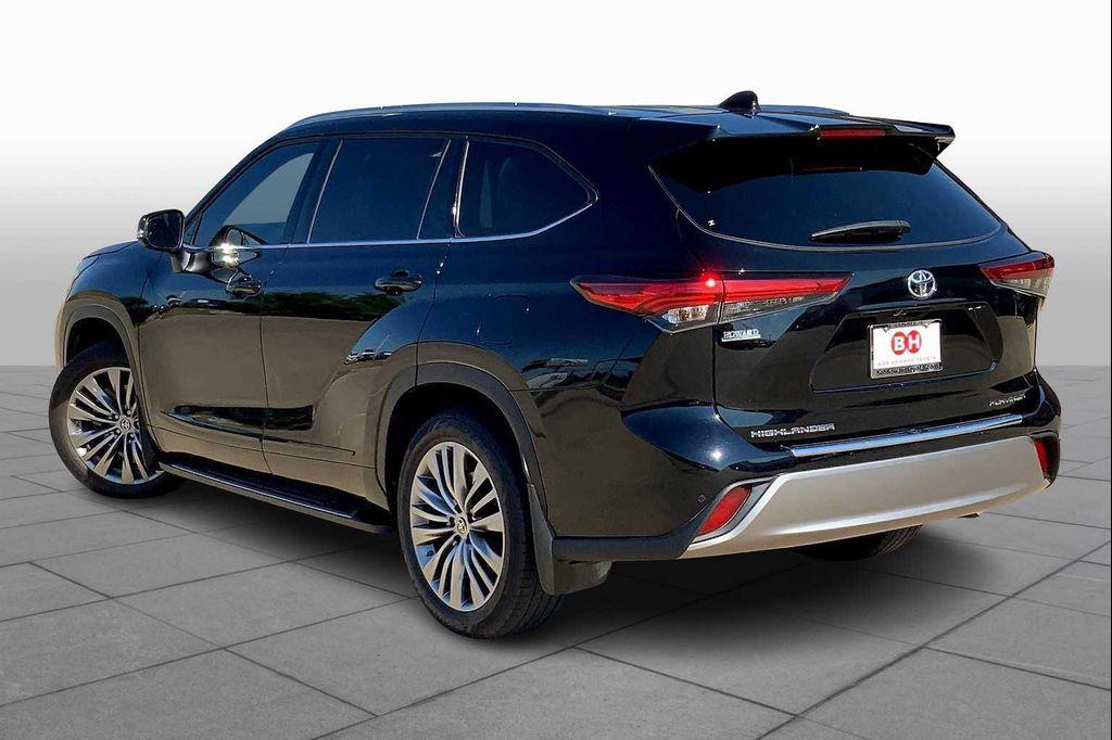 used 2022 Toyota Highlander car, priced at $34,223