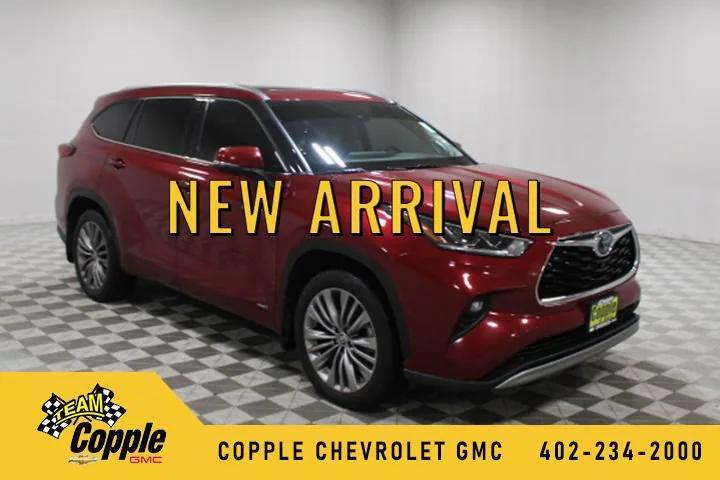 used 2020 Toyota Highlander Hybrid car, priced at $30,995