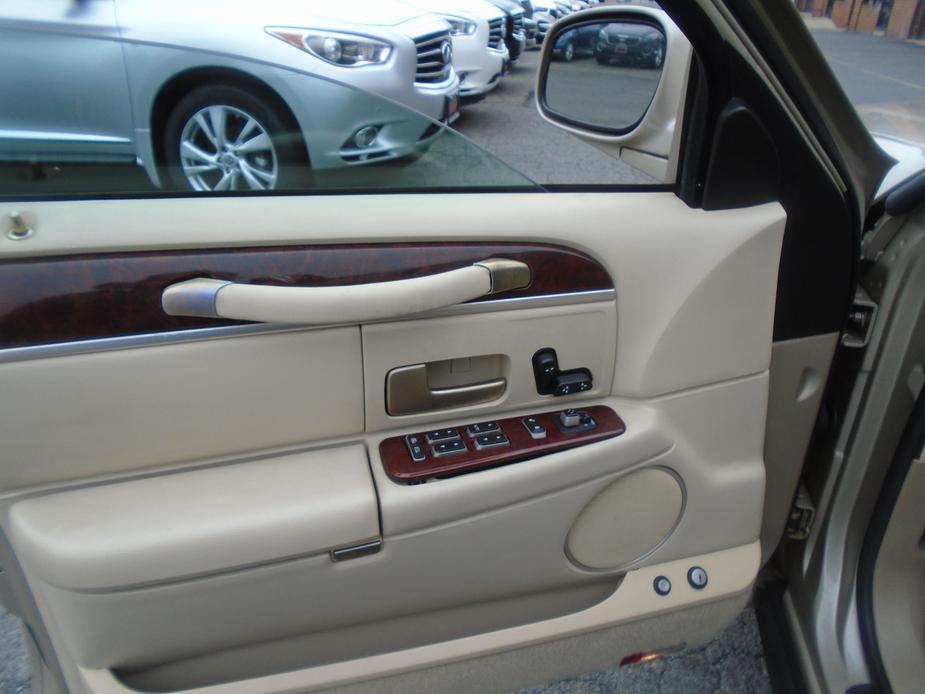 used 2006 Lincoln Town Car car, priced at $10,995