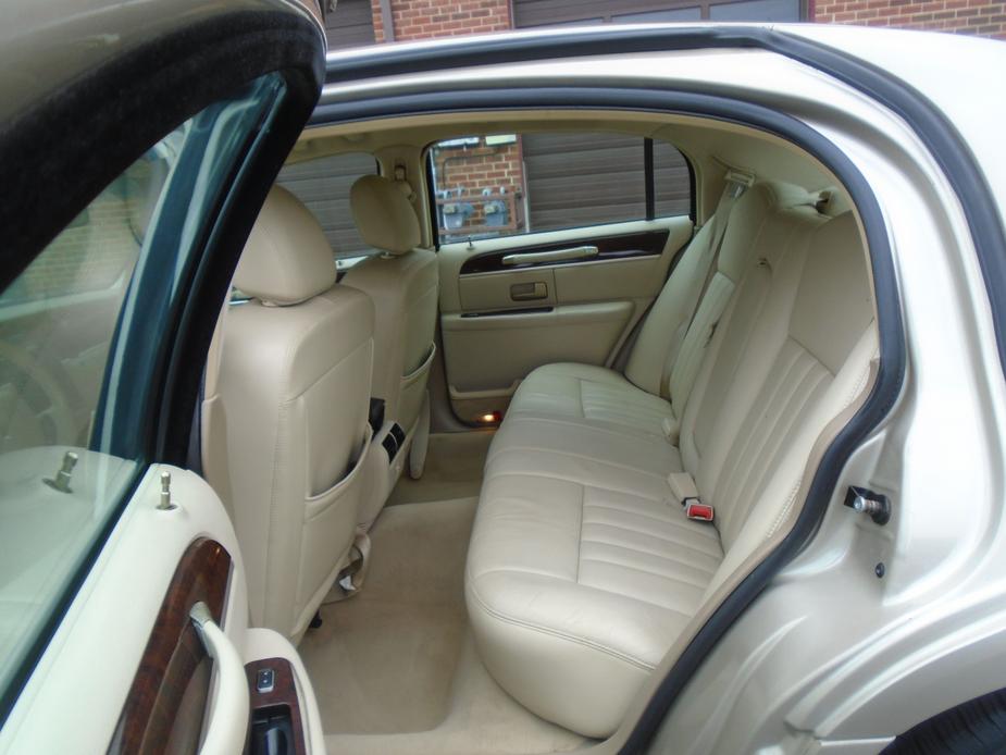 used 2006 Lincoln Town Car car, priced at $10,995