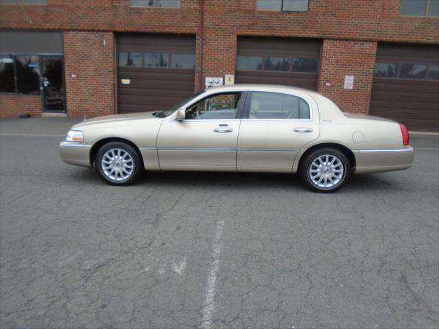 used 2006 Lincoln Town Car car, priced at $9,995