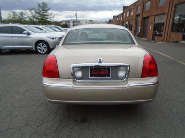 used 2006 Lincoln Town Car car, priced at $9,995