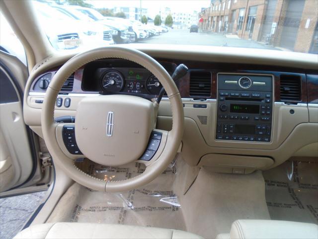 used 2006 Lincoln Town Car car, priced at $9,995