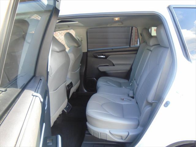 used 2020 Toyota Highlander car, priced at $30,995