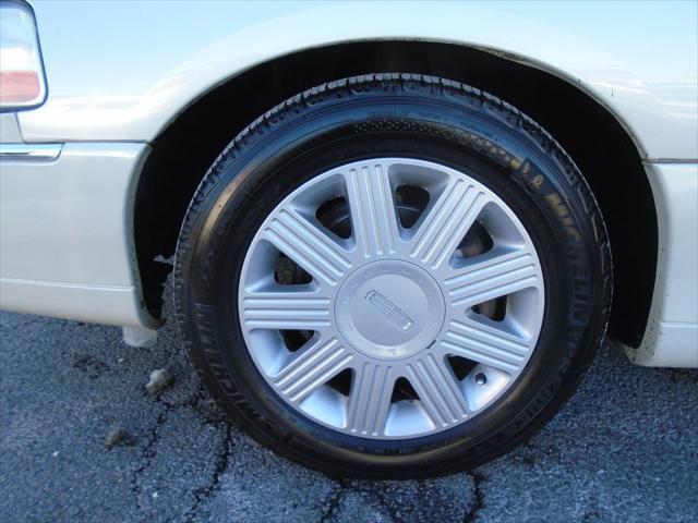 used 2004 Lincoln Town Car car, priced at $7,995