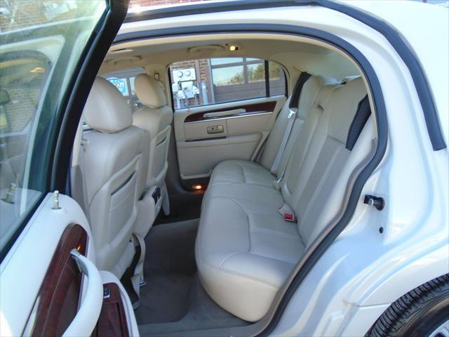 used 2004 Lincoln Town Car car, priced at $7,995