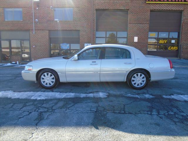 used 2004 Lincoln Town Car car, priced at $7,995