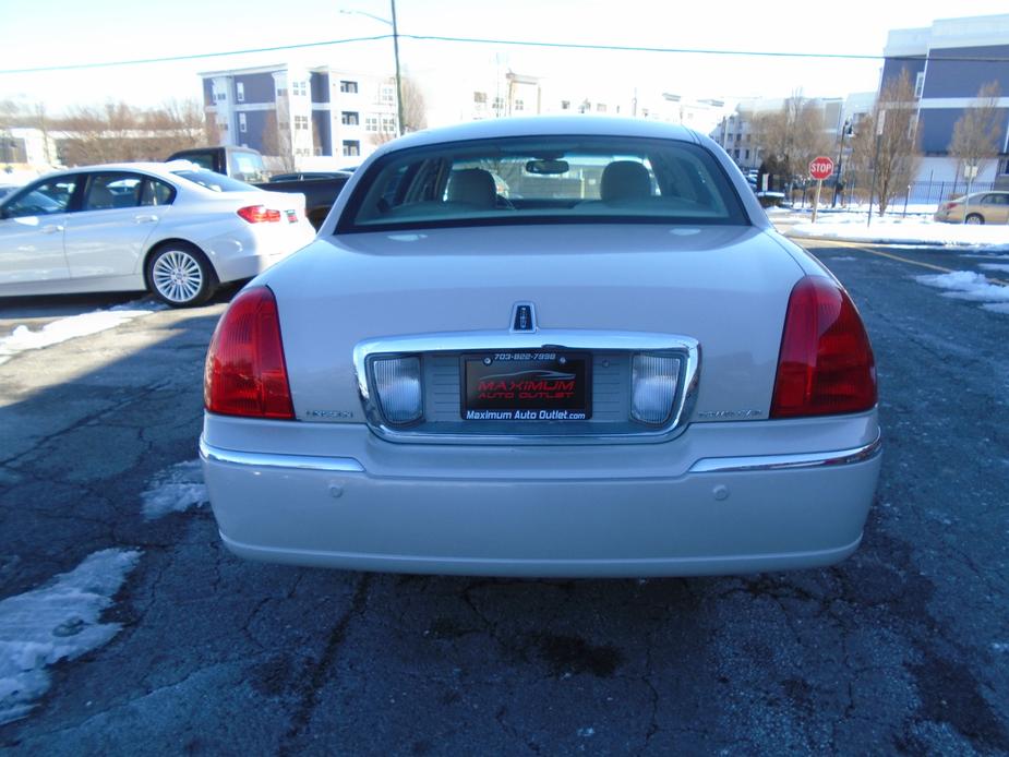 used 2004 Lincoln Town Car car, priced at $8,995
