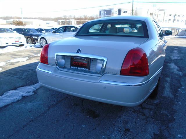 used 2004 Lincoln Town Car car, priced at $7,995