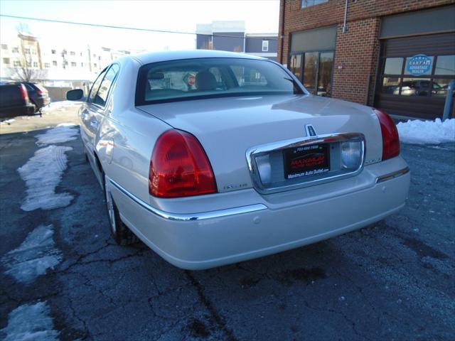 used 2004 Lincoln Town Car car, priced at $7,995