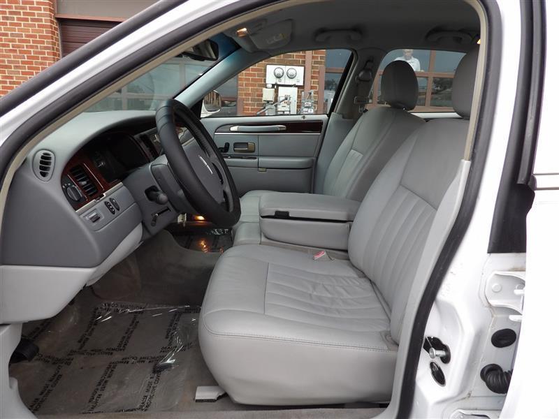 used 2007 Lincoln Town Car car, priced at $8,995
