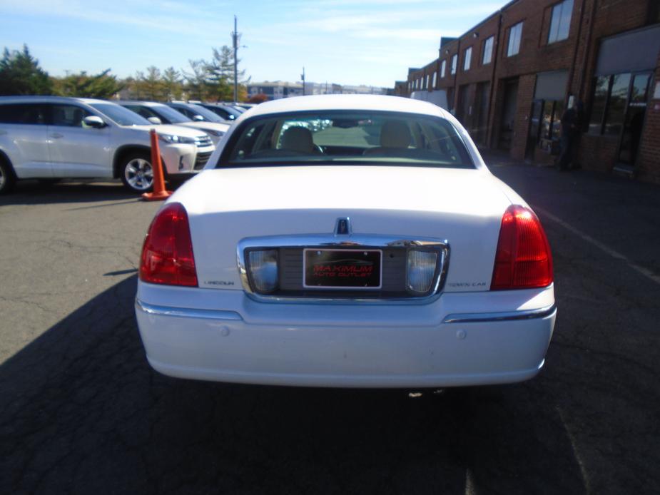 used 2005 Lincoln Town Car car, priced at $9,995