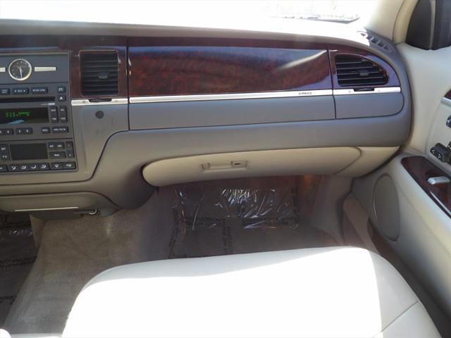 used 2009 Lincoln Town Car car, priced at $15,995