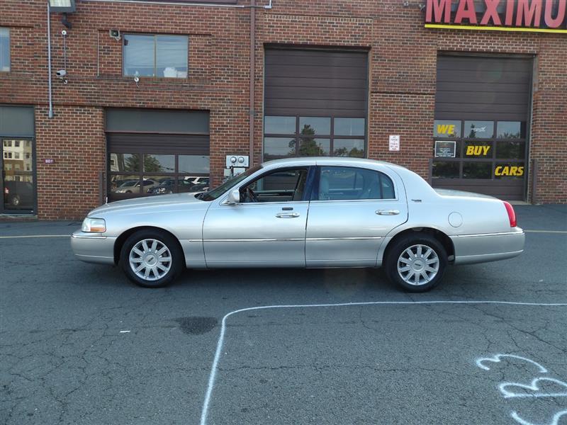 used 2010 Lincoln Town Car car, priced at $11,995