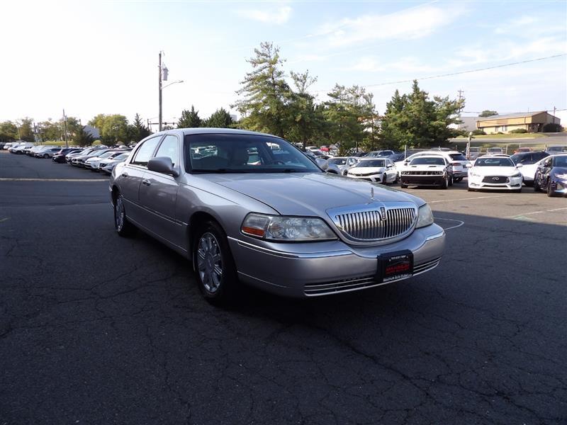 used 2010 Lincoln Town Car car, priced at $11,995
