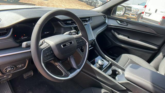 new 2025 Jeep Grand Cherokee car, priced at $40,170