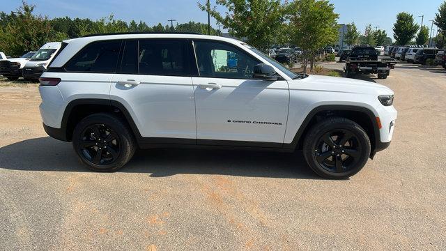 new 2025 Jeep Grand Cherokee car, priced at $39,995